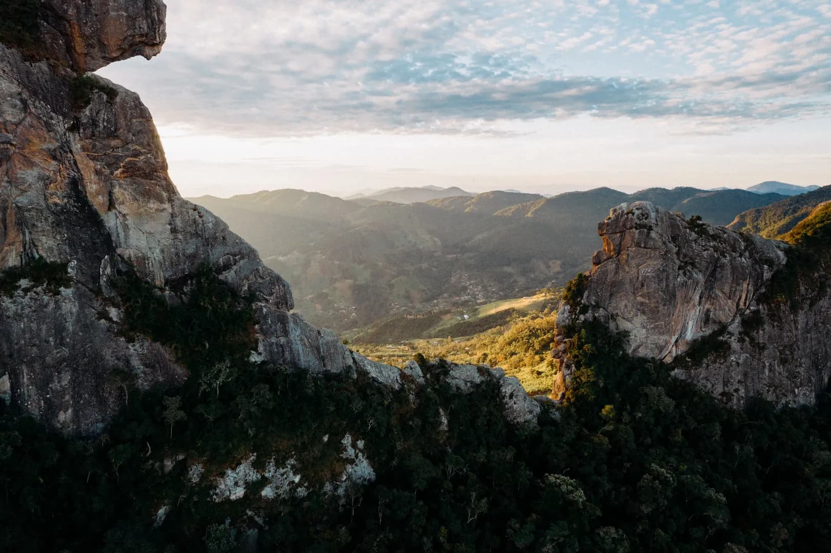 Formações de rocha do complexo do Baú emoldurando o vale de São Bento à luz do amanhecer