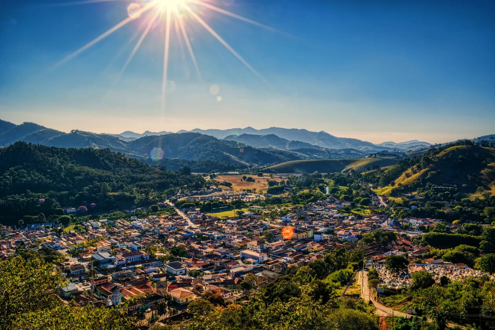 Vista do Mirante do Cruzeiro sobre o centro de São Bento do Sapucaí com as montanhas ao fundo