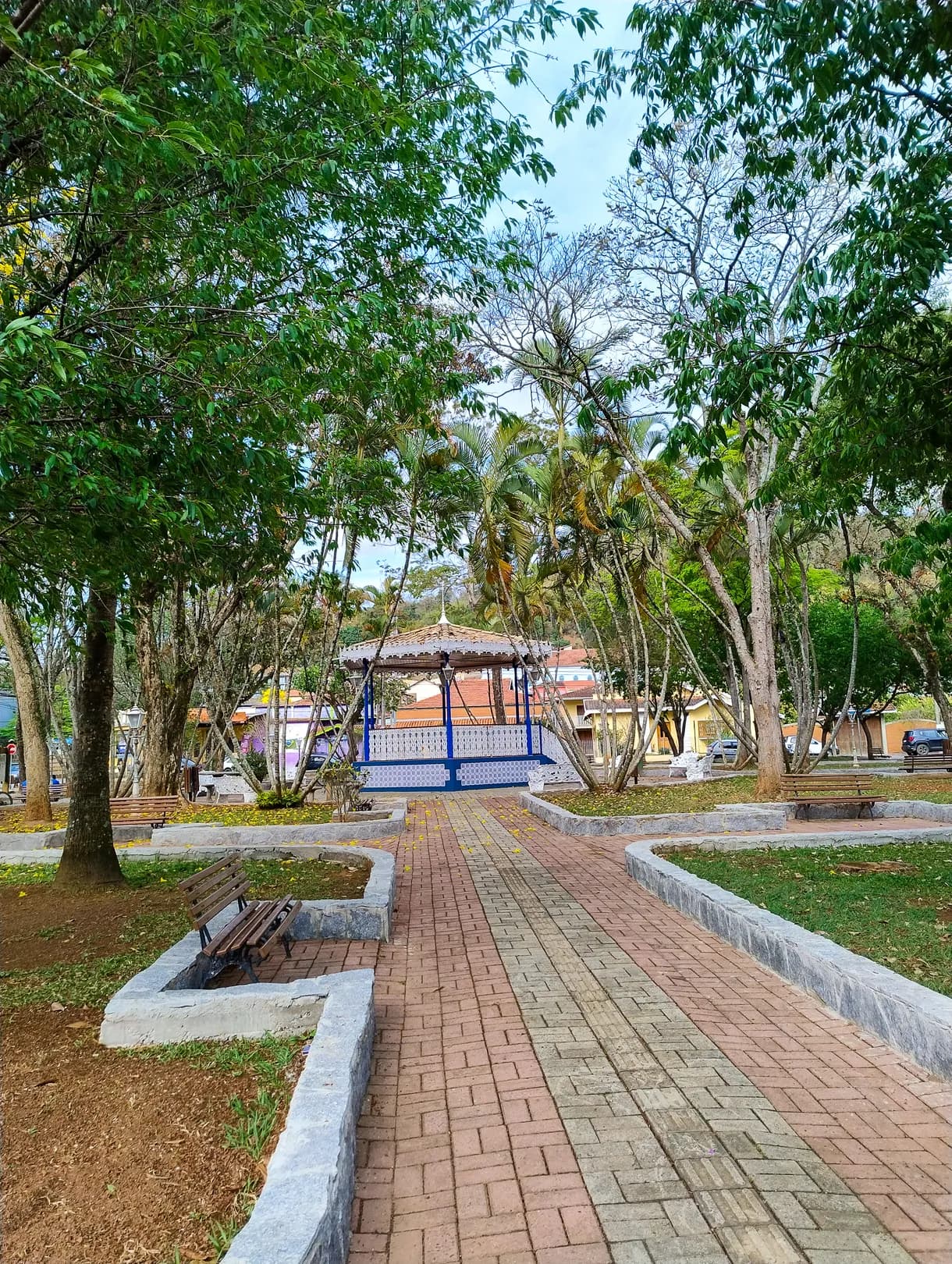 Praça Dr. Adhemar Pereira de Barros, a Praça do Coreto, no centro de São Bento do Sapucaí