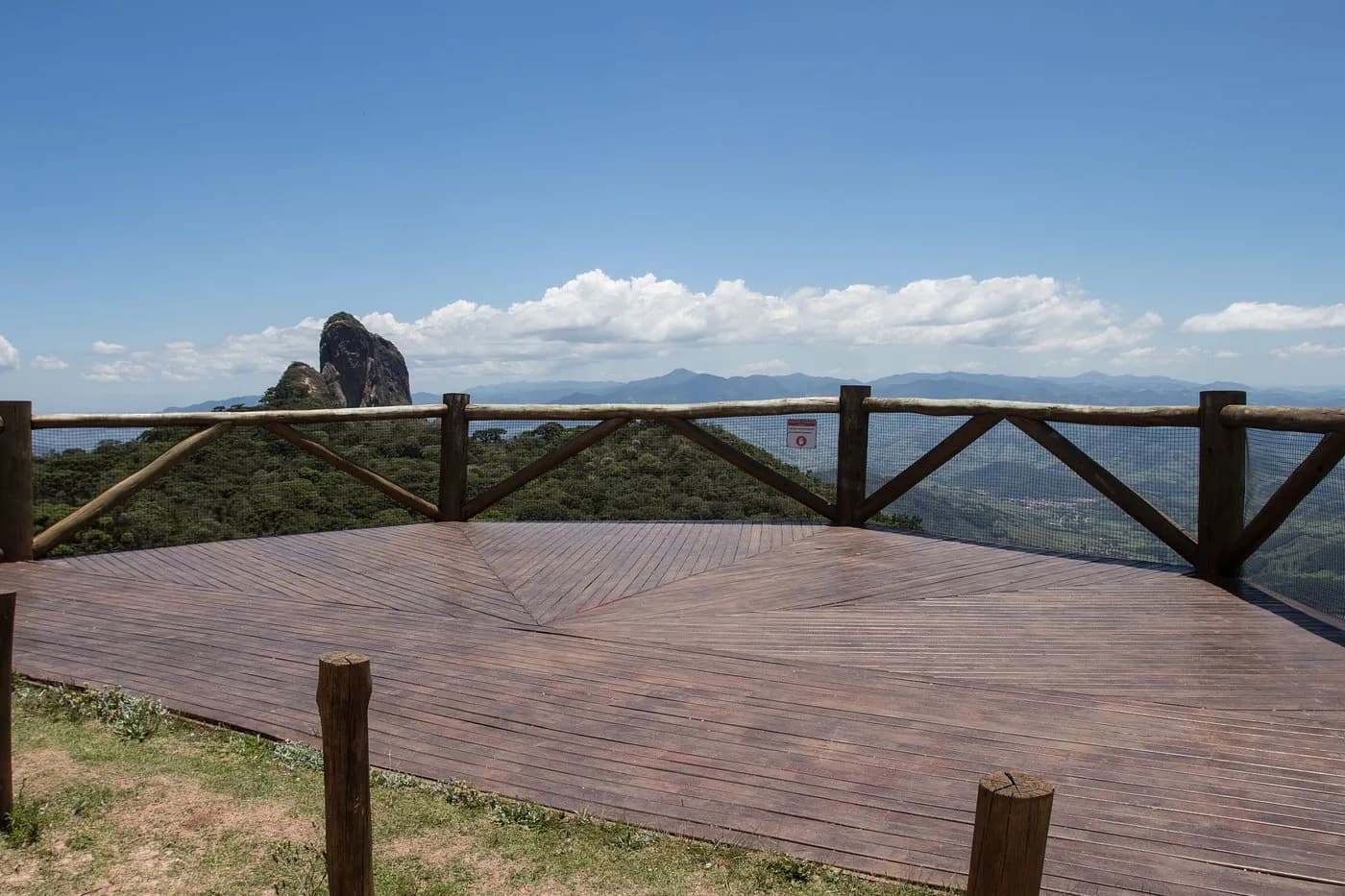 Deck de madeira da rampa de voo livre de São Bento do Sapucaí, com a Pedra do Baú no horizonte da Serra da Mantiqueira